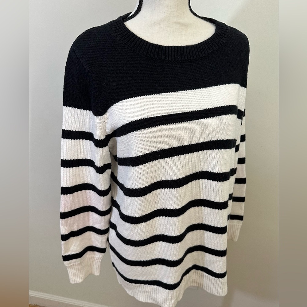 Market & Spruce sz X L crew neck sweater in black and white Please see photos.